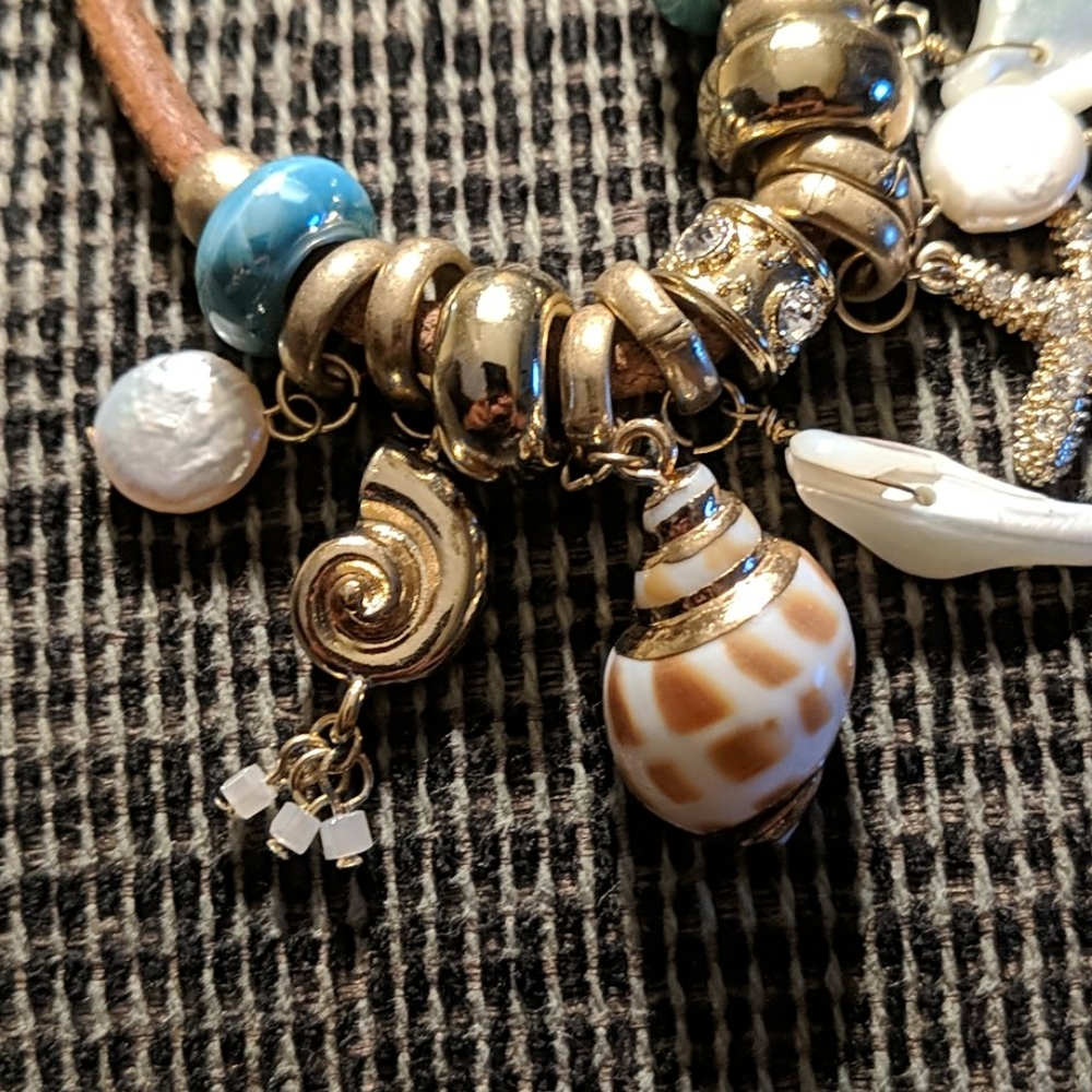 Shell charm bracelet - Picture 3 of 5